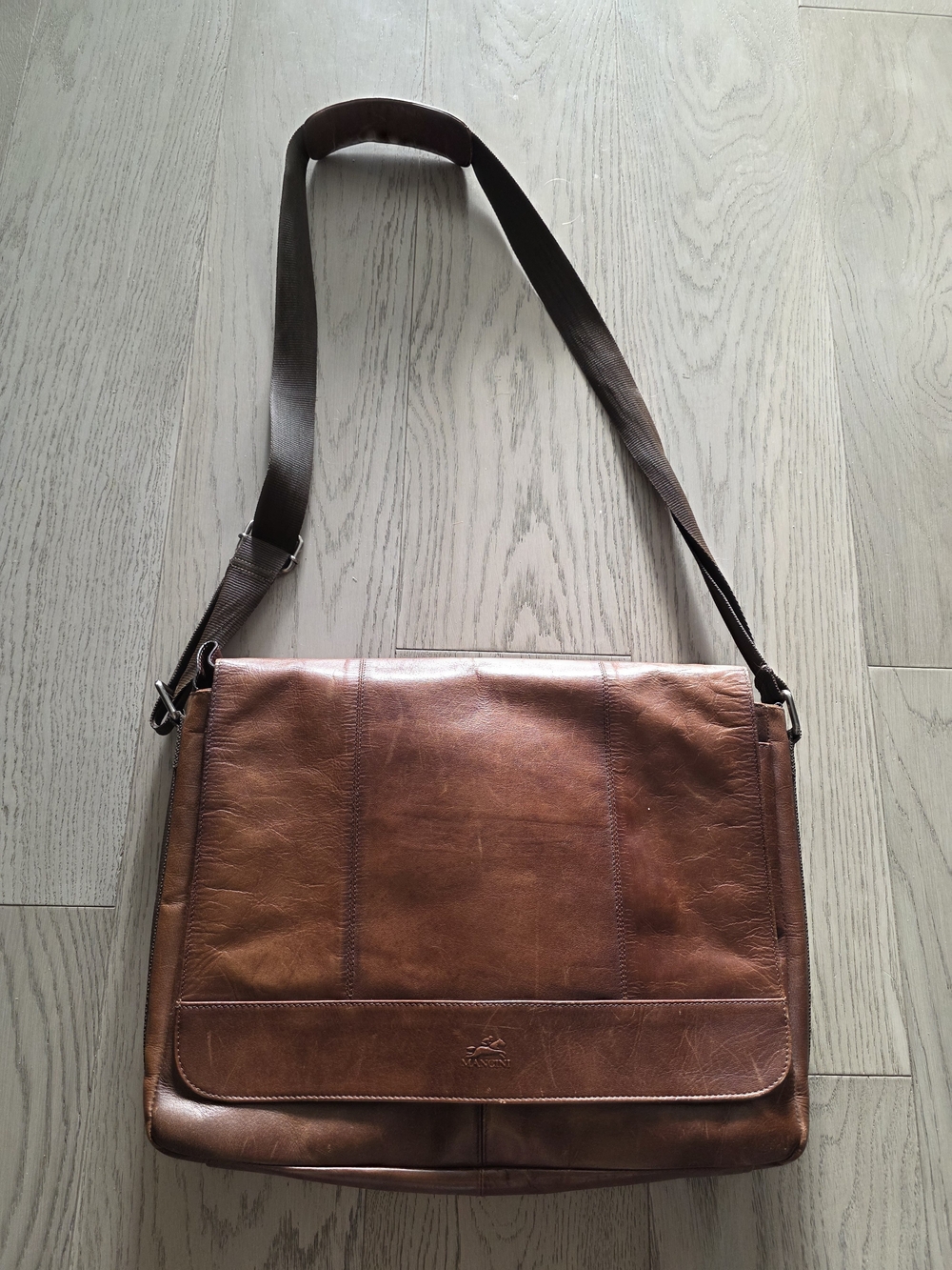 Classic Brown Leather Messenger Bag with Adjustable Strap